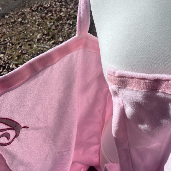 SOFT PINK WRAP AROUND TOWEL OUTFIT WITH A C MONOGRAM - Picture 6 of 8